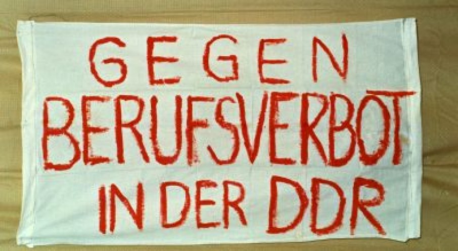 Im Gedenken an Karl und Rosa: Von der Stasi beschlagnahmte Transparente der Luxemburg-Liebknecht-Demonstration am 17. Januar 1988 in Berlin.
