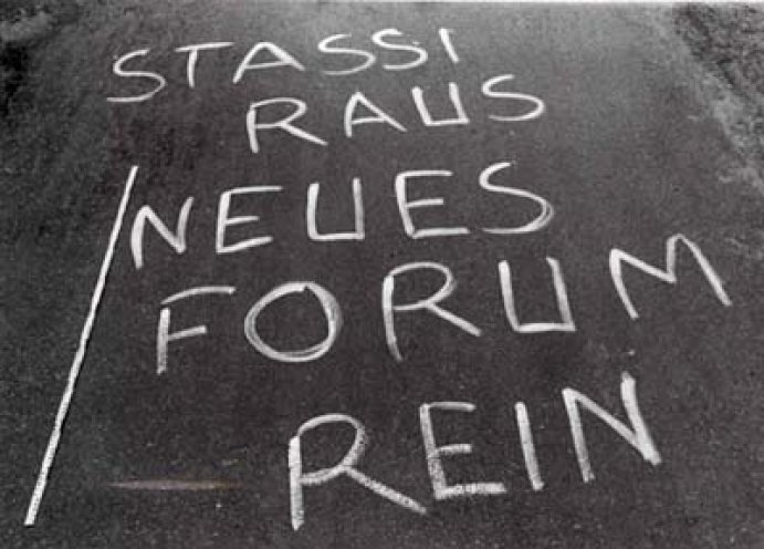 In der Nacht vom 29. zum 30. September 1989 werden diese Losungen im Bezirk Karl-Marx-Stadt (heute Chemnitz) auf die Straße geschrieben.