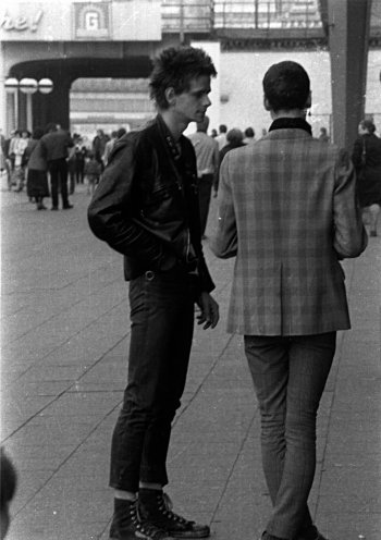Anfang der 1980er Jahre treffen sich Punks regelmäßig auf dem Alexanderplatz im Zentrum der Hauptstadt der DDR. Damit wollen sie die Staatsmacht provozieren – schließlich ist der Alex ein beliebtes Touristenziel. Polizei und Stasi reagieren rigoros:...