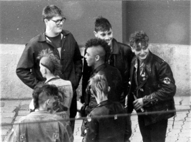Im Visier der Stasi: Eine Gruppe Jugendlicher bei der Demo am 7. Oktober 1989 in Plauen. Quelle: BStU, MfS, Ast. Chemnitz, Abt. XX, 2733