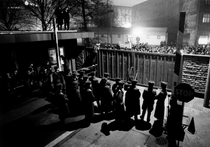 Sturm auf die Stasi: Am 4. Dezember 1989 führt die Montagsdemonstration auch an der MfS-Bezirksverwaltung vorbei. Die Demonstrierenden fordern Einlass. Quelle: ullstein bild – Weber