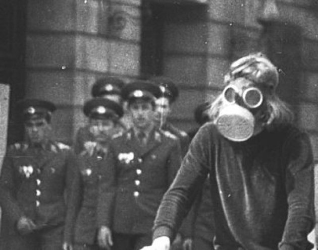 Die Stasi radelt mit: Die Fahrraddemonstranten werden vom MfS observiert und fotografiert. Im Bild: der 25-jährige Tom Sello, der mit einer Gasmaske auf die zunehmende Luftverschmutzung in der DDR aufmerksam macht.