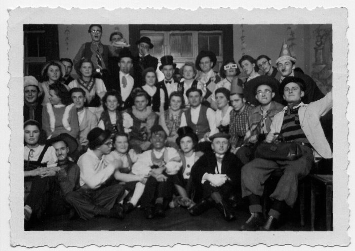 Ein Foto aus unbeschwerten Jugendtagen: Faschingsfeier der Werdauer Abiturklasse 1951. Quelle: Privat-Archiv Achim Beyer