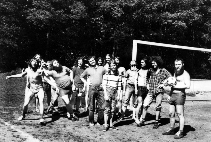 Anfang der 1970er Jahre organisieren die Kunden ein Fußballturnier in Dresden. Als 5. v. l.: Manfred Rinke, der als IM „Raffelt“ jahrelang für die Stasi spitzelt. Quelle: Bundesarchiv / Stasi-Unterlagen-Archiv