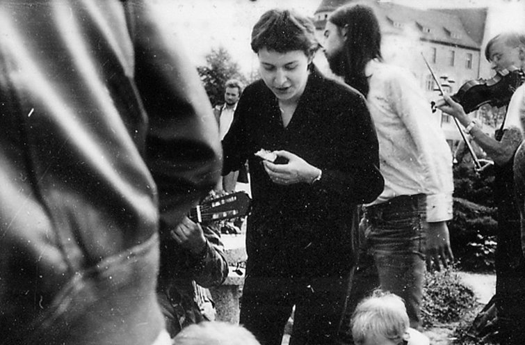 Aus einer Bierlaune heraus rufen Jugendliche ein Open-Air-Frühstück ins Leben: Am 12. Juli 1986 frühstücken 60 bis 80 Leute auf dem Platz der Kosmonauten in Jena an weiß gedeckten Tischen. Es gibt gekochte Eier, frische Brötchen, Musik und jede...