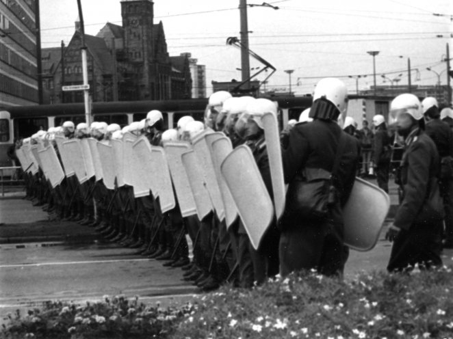Drohkulisse: 700 Menschen demonstrieren am 7. Oktober 1989 in Karl-Marx-Stadt (heute Chemnitz), nachdem eine Veranstaltung, auf der Theaterangestellte oppositionelle Texte lesen wollten, verboten worden ist. Die Demonstration wird gewaltsam aufgelöst....