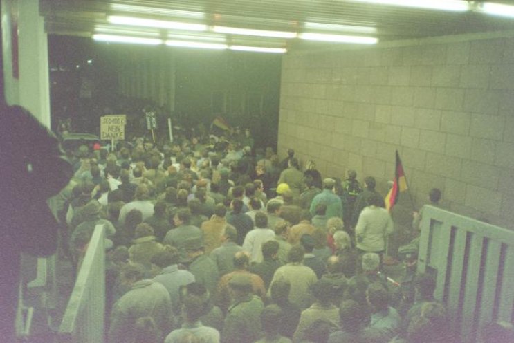 Als sich das Tor der Stasi-Zentrale öffnete, gelangten tausende Demonstranten auf das 40 Jahre lang abgeriegelte Gelände des Staatssicherheitsdienstes. Quelle: Robert-Havemann-Gesellschaft/Siegbert Schefke