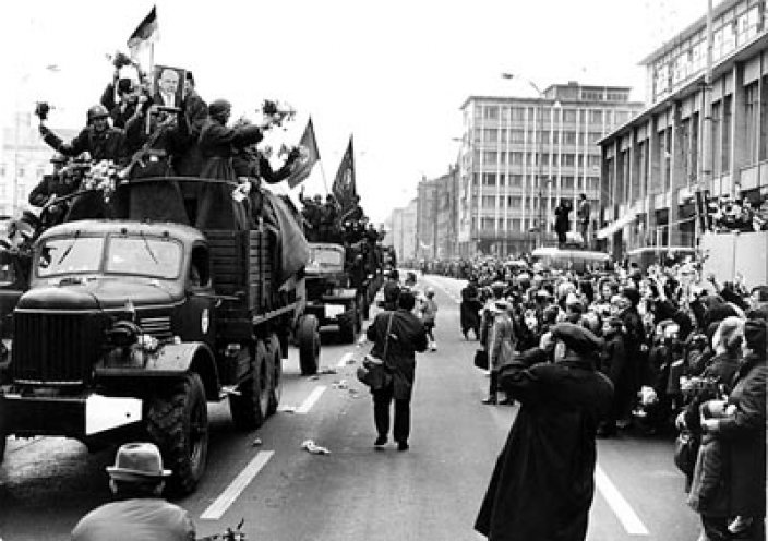 Große Kundgebung in Karl-Marx-Stadt (heute Chemnitz): Die Einwohner haben die zurückkehrenden russischen Truppen am 5. November 1968 herzlich zu empfangen.