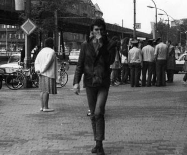 Ausweiskontrolle am Weltumwelttag in Ost-Berlin (5. Juni 1987): In der Schönhauser Allee stoppt die Polizei die Fahrraddemonstranten. Im Vordergrund: Stephan Konopatzky.