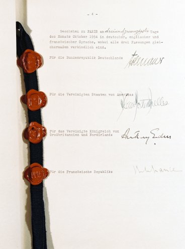Unterschriftenseite des Protokolls über die Beendigung des Besatzungsregimes in der Bundesrepublik Deutschland vom 23. Oktober 1954. Mit Inkrafttreten des Vertrags beenden die drei Mächte Großbritannien, Frankreich und die USA das Besatzungsregime...