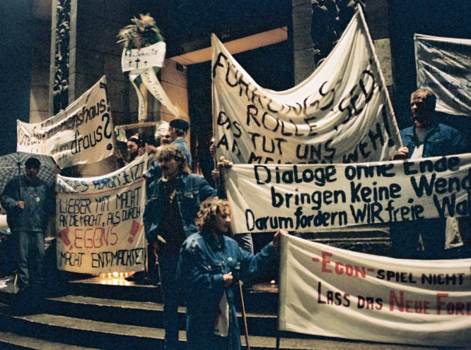 Montagsdemonstranten vor dem Gebäude der Staatssicherheit am 6. November 1989 in Leipzig. Quelle: REGIERUNGonline/Marion Wenzel