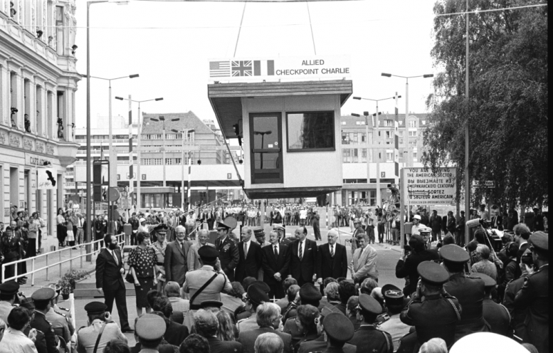 In Anwesenheit führender Politiker der ehemaligen Alliierten wird am 22. Juni 1990 mit dem Abbau des Checkpoints Charlie an der Friedrichsstraße begonnen. Dieser weltbekannte innerstädtische Grenzübergang war 1961 für westalliierte Militärangehörige...