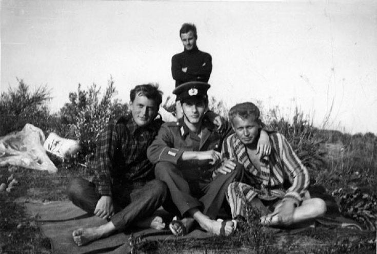 Bernd Eisenfeld (im Hintergrund stehend) während seiner Zeit als Bausoldat in der Nähe von Luckau, 1966.