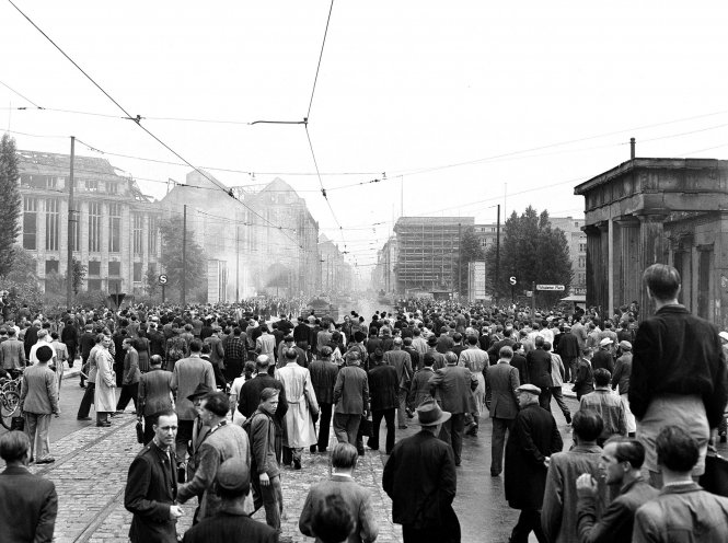 Um den Aufstand niederzuschlagen, ruft die DDR-Führung sowjetische Kampftruppen zur Hilfe. Am Potsdamer Platz stellen sich Demonstranten den sowjetischen Panzern in den Weg. Viele flüchten vor der geballten Militärmacht in den sicheren Westteil der...