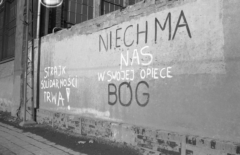 Am 1. Juli 1980 werden in Polen die Preise für Fleisch drastisch erhöht. In der Folge kommt es zu einer landesweiten Streikwelle. Ein Zentrum der Streikbewegung ist die Leninwerft in Danzig. Ein Ergebnis der Streiks ist die Gründung von freien Gewerkschaften....