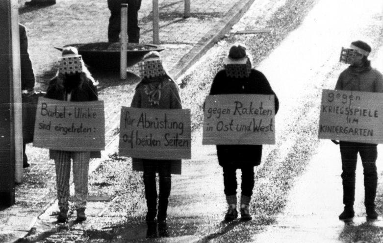Demo am Checkpoint Charlie: Die Westberliner Frauen für den Frieden demonstrieren für die Freilassung ihrer Schwestern im Geiste jenseits der Mauer. Quelle: Bundesarchiv / Stasi-Unterlagen-Archiv