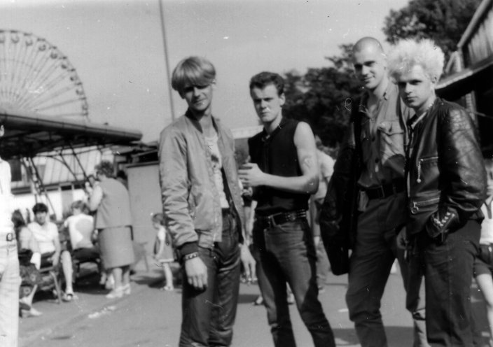 Punk-Quartett: Erki, Colonel, Waiti und Fatzo 1981 im Ostberliner Kulturpark Plänterwald. Der Kulti ist zentraler Treffpunkt für die gesamte Punkszene der DDR. Quelle: Archiv Substitut