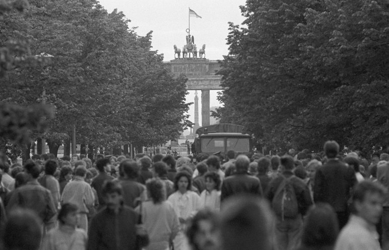 Zu Pfingsten 1987 findet in West-Berlin nahe des Reichstags ein dreitägiges Open-Air-Rockkonzert mit den Eurythmics, Genesis und David Bowie statt. Das ist nur wenige Meter von der Mauer entfernt, und so lauschen dem Rockereignis auch Tausende Jugendliche...