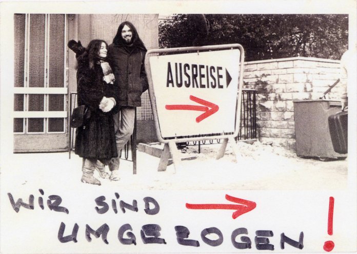 Postkarte, die Stefan Ullmann (rechts) nach seiner Ausreise 1985/86 verschickt. Im Bild steht er am Zugang zur Grenzübergangsstelle Friedrichstraße, dem sogenannten Tränenpalast. Quelle: Robert-Havemann-Gesellschaft