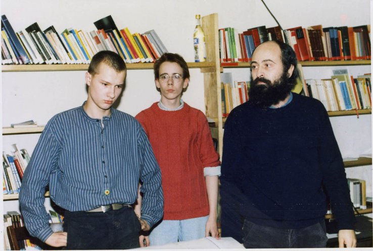 24. November 1987: Till Böttcher (links), Tim Eisenlohr und Bodo Wolf bei ihrer Verhaftung in der UB. Quelle: BStU, MfS, AU 245/90, Bd. 2, Bl. 37