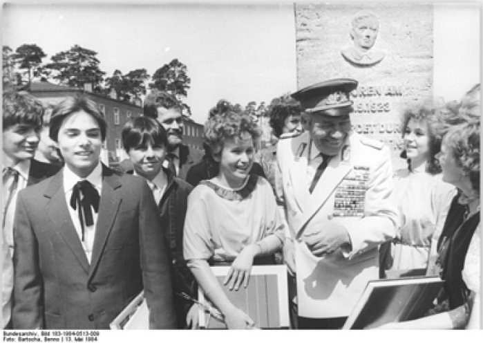 Egon Schultz wird in der DDR zum sozialistischen Helden erhoben. Über 100 Schulen, Straßen und Kasernen werden nach ihm benannt. Am 13. Mai 1984 besucht DDR- Armeegeneral Heinz Hoffmann, Minister für Nationale Verteidigung, Jugendweiheteilnehmer der...