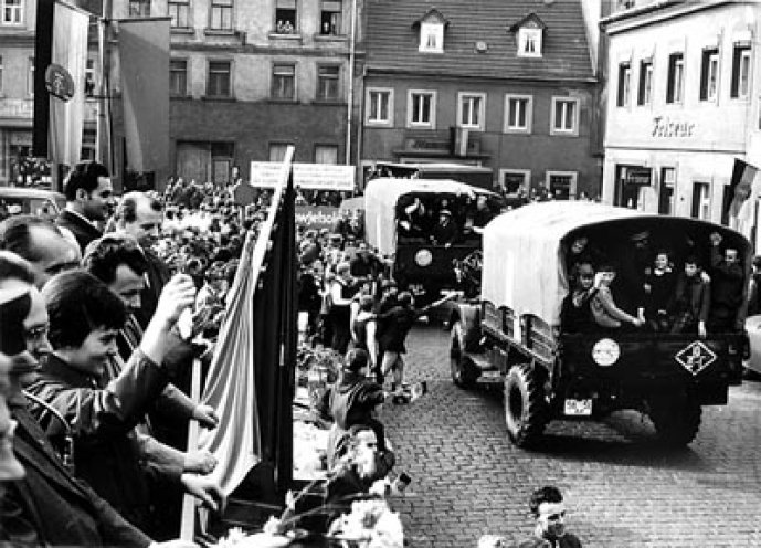2. November 1968, Bergarbeiterstadt Borna. In fast allen DDR-Städten werden die Einwohner zur Begrüßung der russischen Soldaten an den Straßenrand zitiert.
