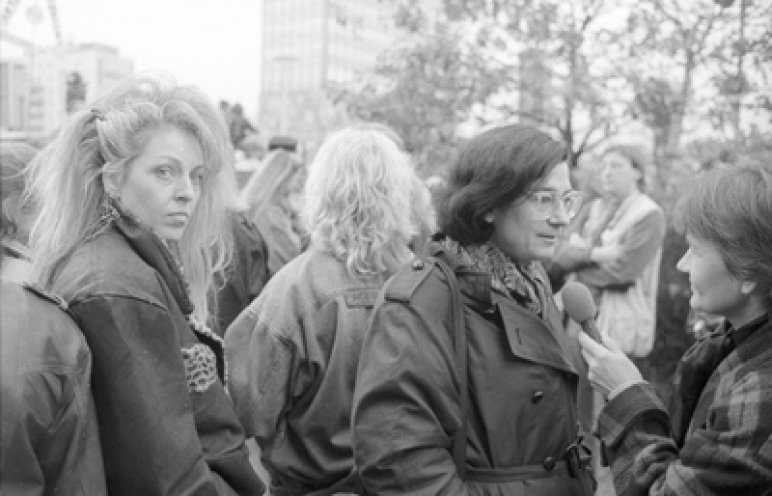 Die Schriftstellerin Christa Wolf und die Rockmusikerin Tamara Danz auf der Abschlußkundgebung am 4. November 1989 auf dem Alexanderplatz.