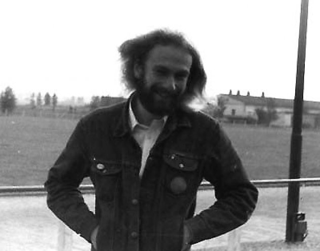 Rainer Müller im September 1986. Auf seiner Jeansjacke trägt er das Symbol der Friedensbewegung “Schwerter zu Pflugscharen“. Im November 1986 soll er seinen Wehrdienst als Bausoldat der NVA antreten, doch er entschließt sich zur Totalverweigerung.