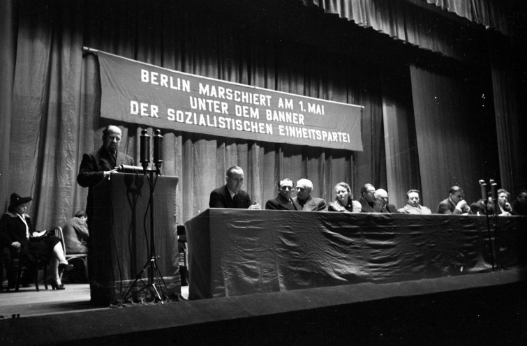Aus KPD und SPD wird SED: Nach den Erfahrungen der Hitlerzeit ist bei Kommunisten und Sozialdemokraten zunächst der alte Wunsch nach einer gemeinsamen sozialistischen Partei verbreitet. Einen Monat vor der Gründung einer neuen Einheitspartei wirbt Walter...