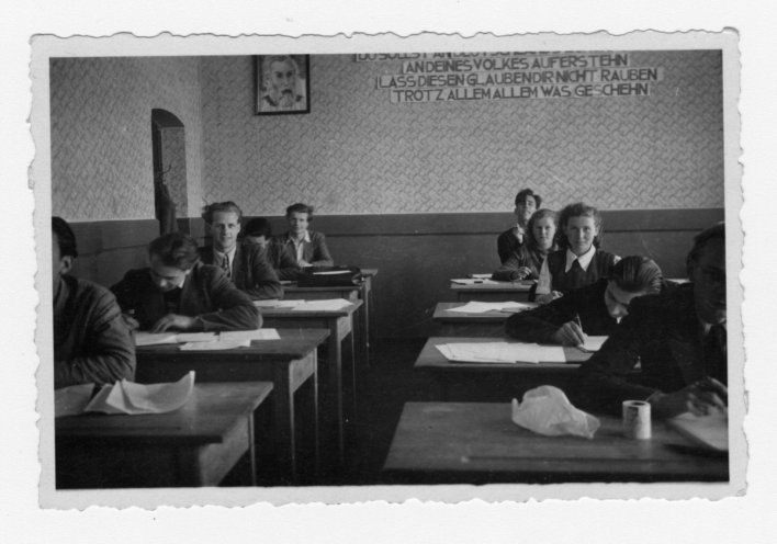 Die Schüler der 12 b der John-Brinkman-Oberschule im Mai 1950 bei der Abiturprüfung im Fach Biologie. Quelle: Privat-Archiv Peter Moeller