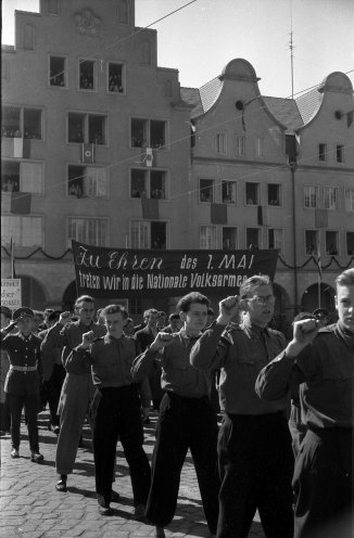 Angehörige der Freien Deutschen Jugend verpflichten sich zu Ehren des 1. Mai 1957 zum Eintritt in die Nationale Volksarmee. Quelle: Bundesarchiv/183-46253-0003