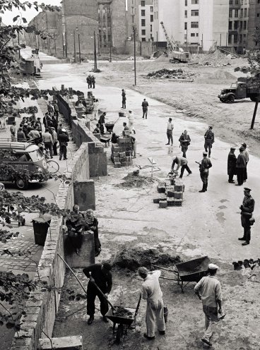 Am 18. August 1961 wird in der Harzer Straße die Mauer errichtet. Quelle: REGIERUNGonline/Siegmann