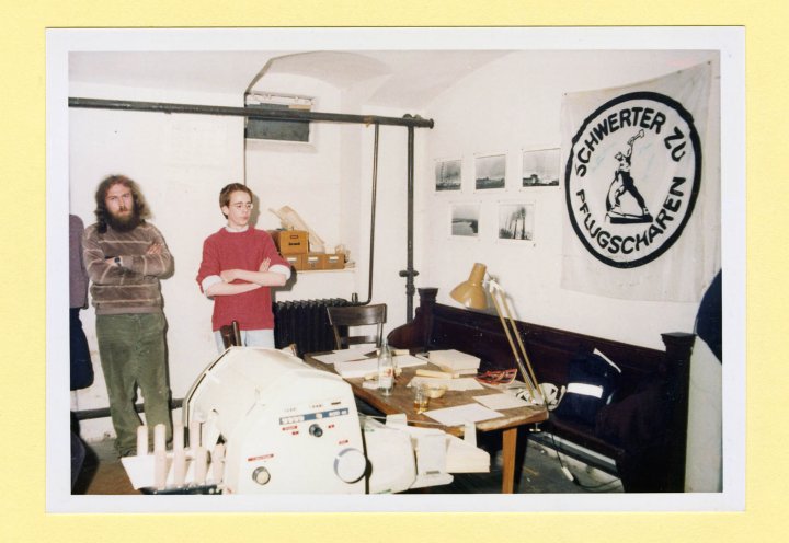 Wolfgang Rüddenklau und Tim Eisenlohr, Mitglieder der Umwelt-Bibliothek, fotografiert bei ihrer Verhaftung am 25. November 1987 von der Staatssicherheit. Quelle: BStU, MfS, AU 245/90, Bd. 2, Bl. 35