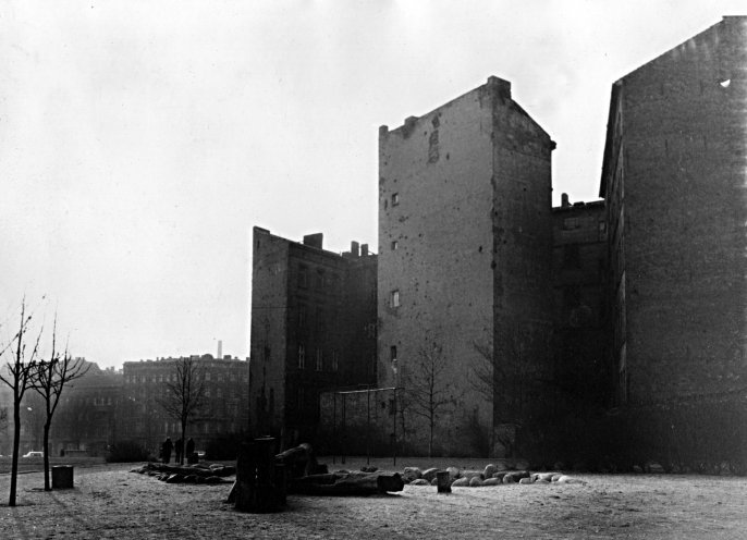 Die Schönhauser Allee 20, fotografiert 1981 aus Richtung Kollwitzstraße. Quelle: Robert-Havemann-Gesellschaft/Tom Sello