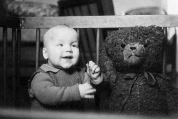 Michael Heinisch 1966 als zweijähriger beim Spielen mit einem Teddy. Quelle: Privat
