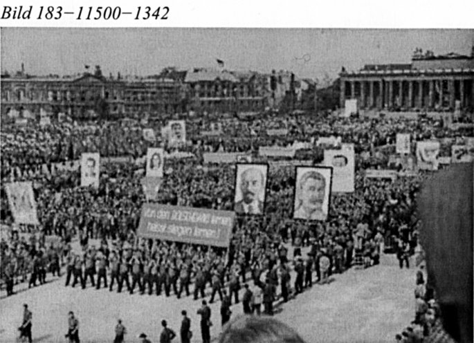 Vom 5. bis 19. August 1951 finden in Ost-Berlin die III. Weltfestspiele der Jugend und Studenten statt. Daran nehmen nach offiziellen Angaben etwa zwei Millionen Jugendliche aus beiden Teilen Deutschlands und 26.000 Delegierte aus 104 Ländern teil. Im...