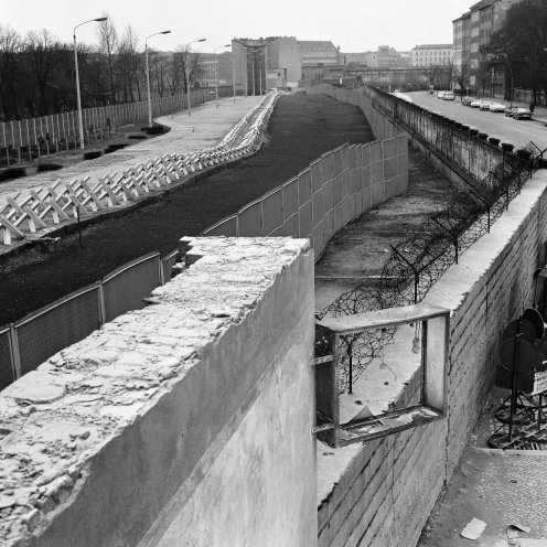 Blick auf die Sektorengrenze an der Bernauer Straße mit ihrem tief gestaffelten Sperrsystem, 16. November 1967. Quelle: REGIERUNGonline/Klaus Schütz