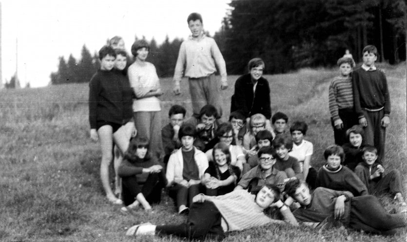Hildegart Becker (links sitzend) und ihre Schwester Gerlinde (hintere Reihe: 3. v. r.) bei einem Besuch bei der Evangelischen Jugend der Tschechoslowakei in Kunvald im Juli 1966. Quelle: Robert-Havemann-Gesellschaft