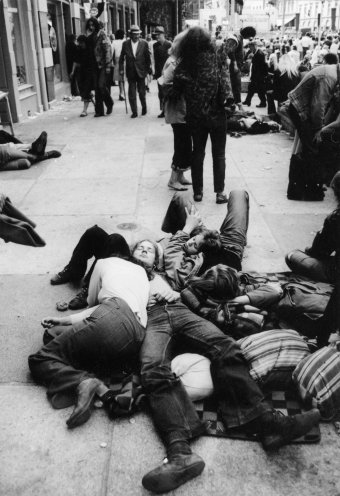 1000-Jahrfeier der Stadt Altenburg 1976. Tramper schlafen in der Fußgängerzone ihren Rausch aus. Quelle: BStU, MfS, ZAIG Nr. 5521, S. 15, Fo. 4