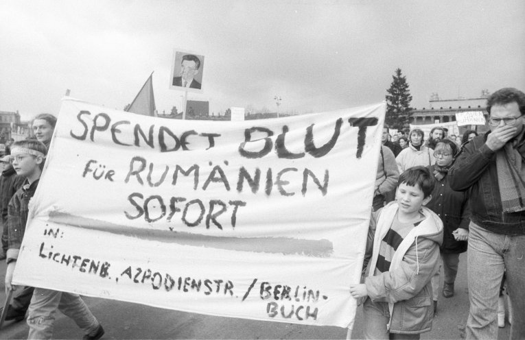 In Ost-Berlin protestieren am 23. Dezember 1989 Hunderte Menschen mit einem Demonstrationszug vom Alexanderplatz zum Brandenburger Tor gegen den brutalen Einsatz von Militär und Sicherheitskräften in Rumänien. Sie fordern die Gewährleistung der elementaren...