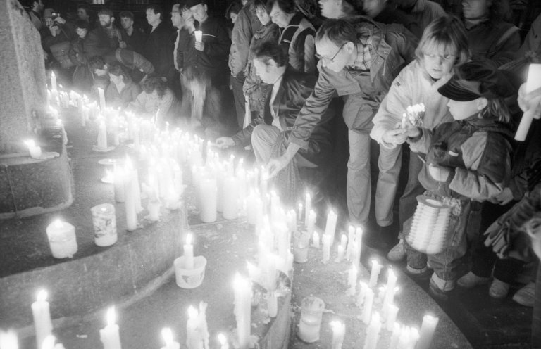 Ein "stiller Abschluss" der Montagsdemonstrationen des Jahres 1989 am 18. Dezember. Mit Kerzen in den Händen gedenken 100.000 Demonstranten den Opfern von Gewalt und geistiger Unterdrückung in der DDR. Quelle: Robert-Havemann-Gesellschaft/Andreas Kämper