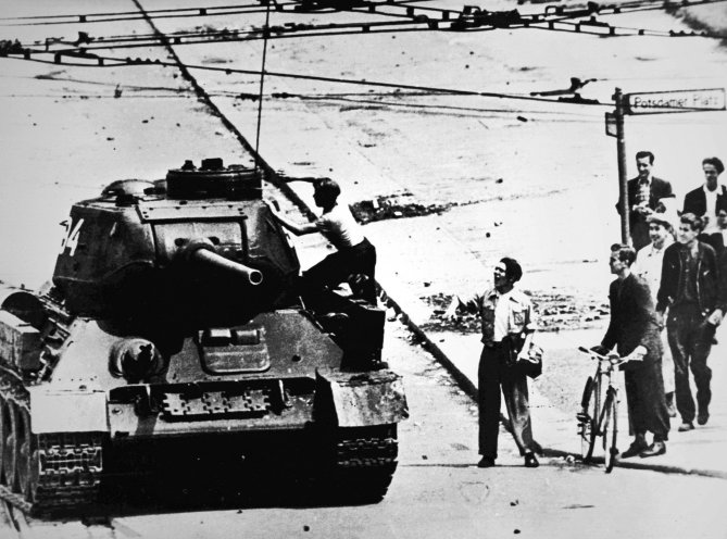 Todesmutig: Auf dem Potsdamer Platz greift ein Demonstrant einen sowjetischen Panzer an. Quelle: REGIERUNGonline/Perlia-Archiv