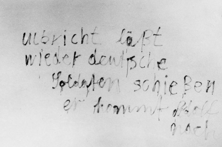 "Ulbricht läßt wieder deutsche Soldaten schießen, er kommt Adolf gleich." Diese Losung bringt ein 18-jähriger Lehrling am 21. August 1968 an der Wand der Konsumverkaufsstelle in Neu-Gülze (Kreis Hagenow) an. Quelle: BStU, MfS, BV Schwerin, AU 11/69,...