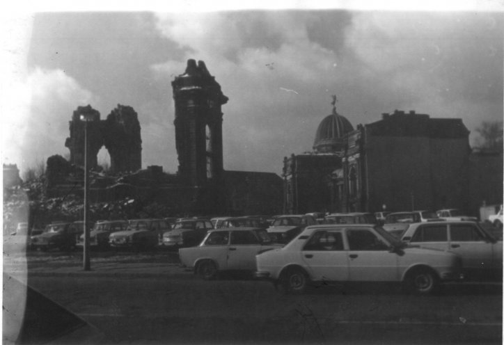 Jahre vor dem Wiederaufbau: Die Ruine der Frauenkirche in Dresden zu Beginn der 1980er Jahre. Quelle: Robert-Havemann-Gesellschaft