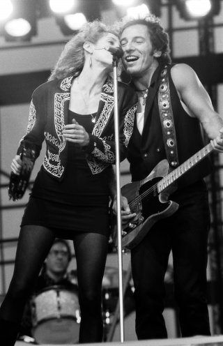 „The Boss“ auf dem Gelände der Radrennbahn in Berlin-Weißensee. Um die Jugend zurück zu gewinnen, veranstalten SED und FDJ ab 1987 Großkonzerte mit den internationalen Größen aus Rock und Pop. Am 19. Juli 1988 gibt Bruce Springsteen sein legendäres...
