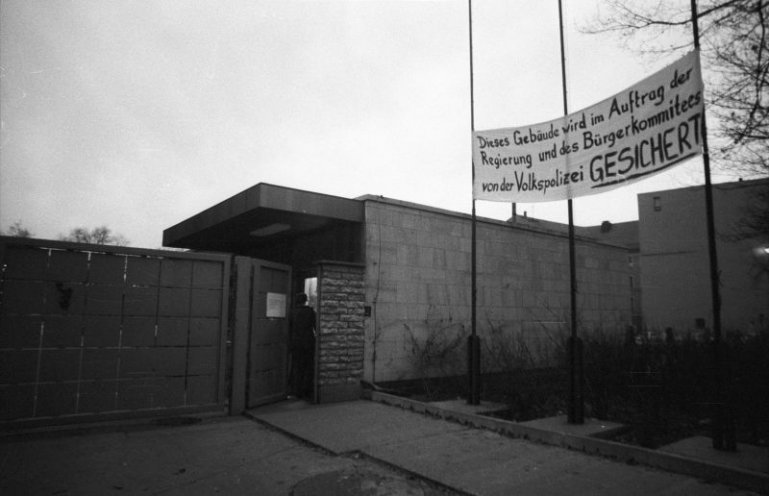 Ein Banner am Eingang der Bezirksverwaltung der Stasi in Leipzig informiert über deren Besetzung durch ein Bürgerkomitee. Quelle: Robert-Havemann-Gesellschaft/Bernd Markowsky