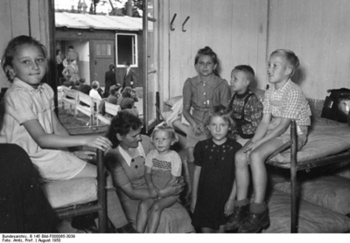Kein seltener Anblick: Familien mit fünf oder mehr Kindern wagen den Sprung aus der DDR in die Bundesrepublik. Eine Familie 1950 im Durchgangslager Gießen.