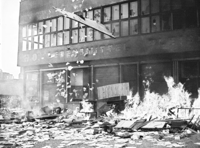Feuer bei der Vopo: Demonstranten verbrennen die Einrichtungsgegenstände eines Volkspolizeireviers im Columbus-Hochhaus am Potsdamer Platz. Quelle: REGIERUNGonline/Perlia-Archiv