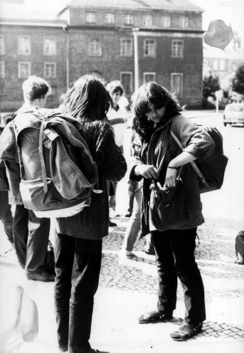 Jugendliche Tramper auf dem Magdeburger Domplatz im Mai 1982. Quelle: Robert-Havemann-Gesellschaft/Peter Wensierski