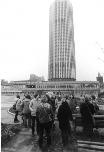 Mitglieder der Jungen Gemeinde Jena-Stadtmitte treffen sich im April 1983 zu einer Wanderung auf dem Platz der Kosmonauten. Quelle: Robert-Havemann-Gesellschaft/Hans-Helmut Kurz